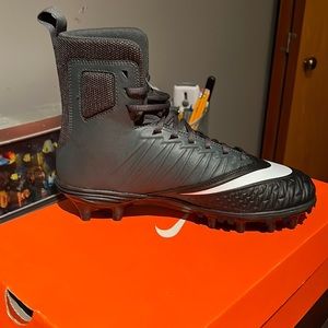 Men’s Nike size 7 1/2 force savage varsity cleats